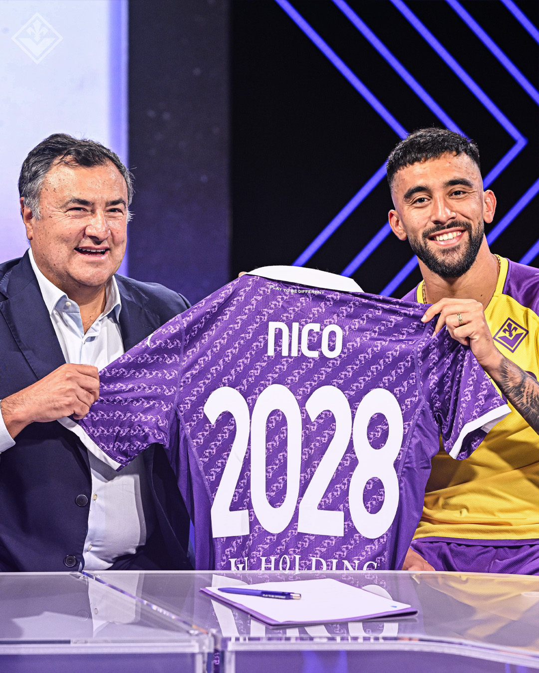 Nico Gonzalez firma con la Fiorentina, tutte le foto insieme con Barone. Stretta di mano e sorrisi