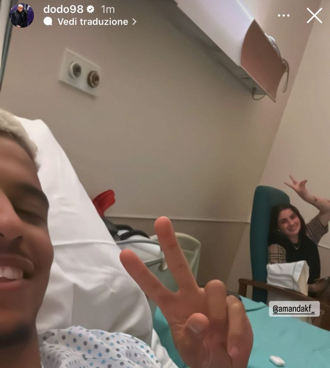 Dodò felice, scherza con la fidanzata e rassicura sull'intervento: "Operazione chirurgica ok"