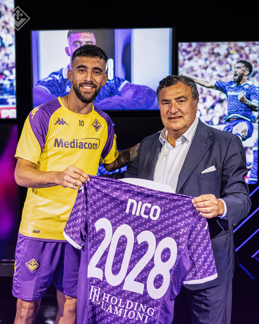 Nico Gonzalez firma con la Fiorentina, tutte le foto insieme con Barone. Stretta di mano e sorrisi