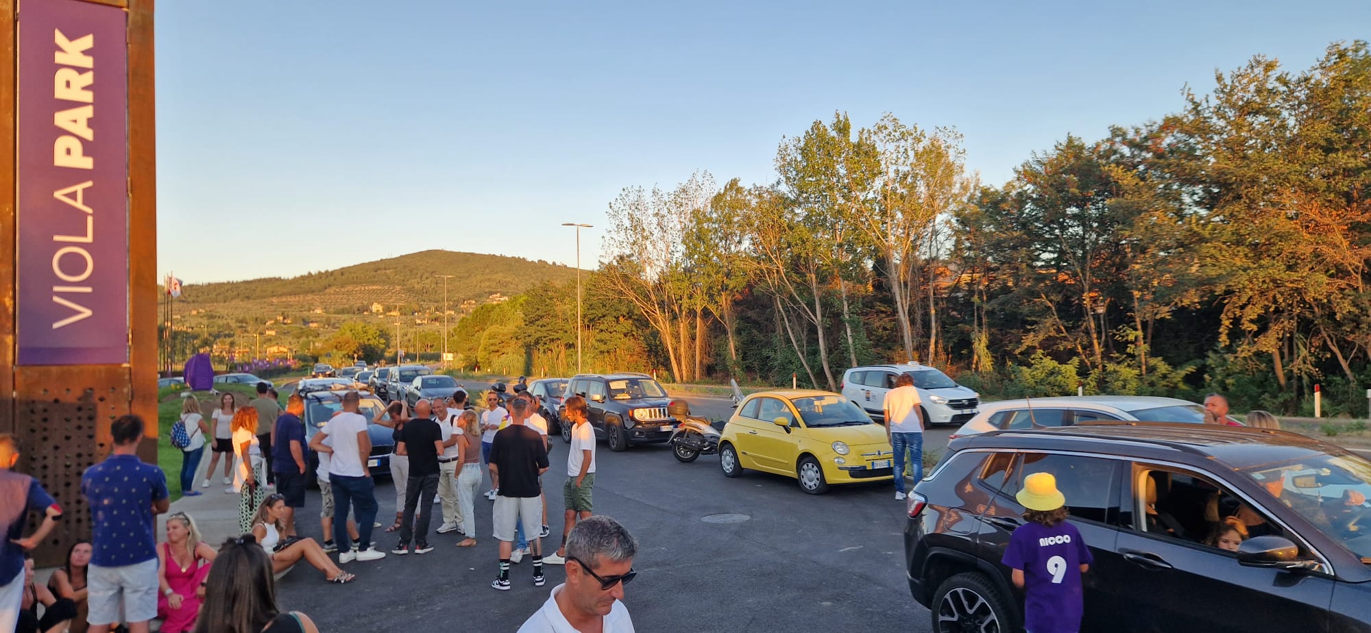 Caos al Viola Park, parcheggi non pronti e i genitori sono costretti a mettere l'auto in maniera casuale