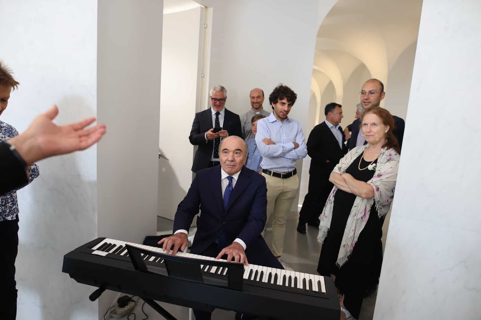 Oggi è stata consacrata la Cappella Santa Caterina al Viola Park: presenti Commisso e Catherine