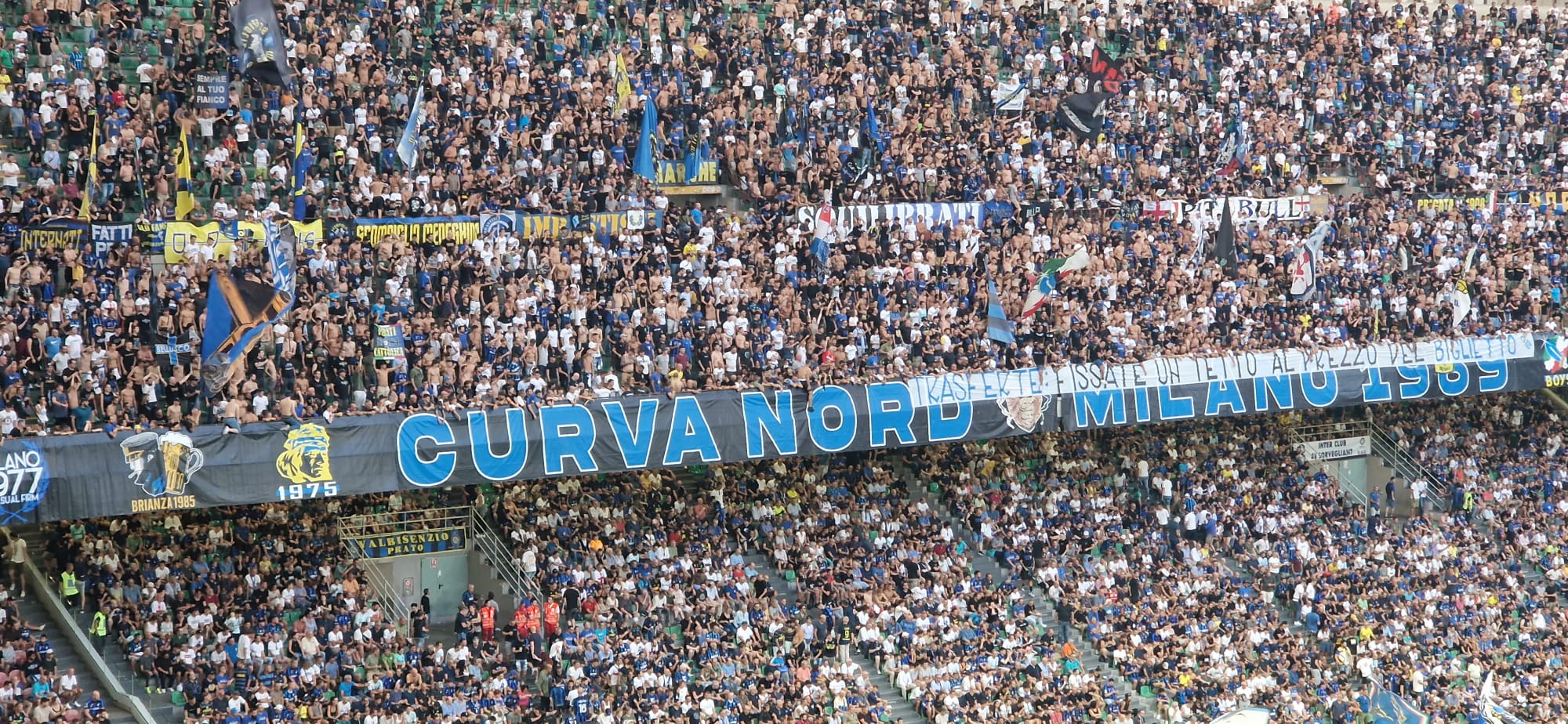 La Curva Nord dell'Inter canta: "Biraghi uno di noi". Il capitano della Fiorentina batte la mano sul cuore