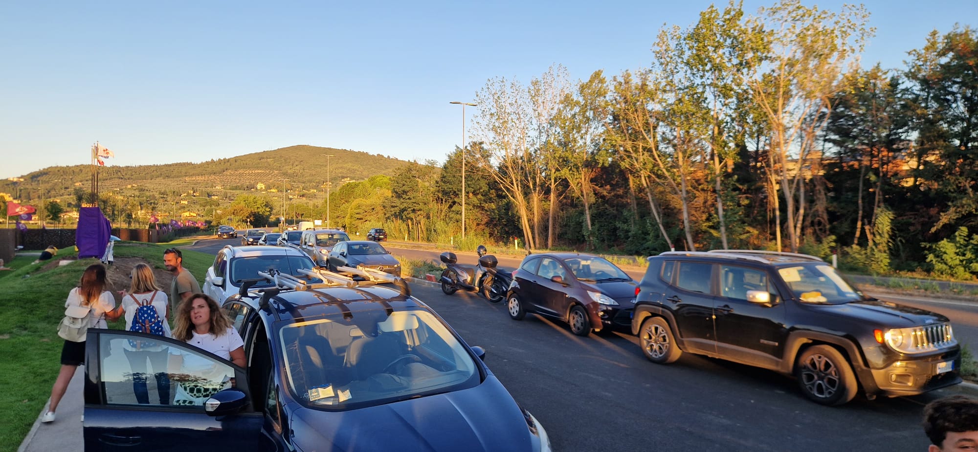 Caos al Viola Park, parcheggi non pronti e i genitori sono costretti a mettere l'auto in maniera casuale