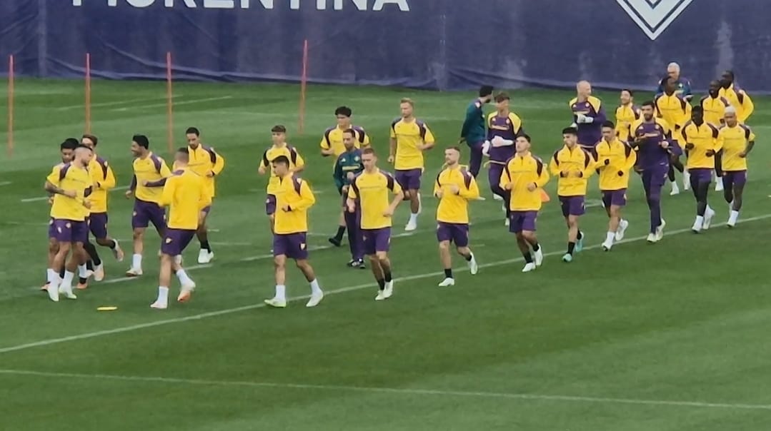 Dal Viola Park: tutti presenti in casa Fiorentina, Ikoné in gruppo, personalizzato per Pierozzi