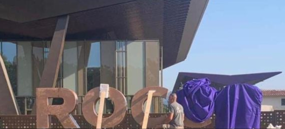 Lettere che compongono la scritta "Rocco Commisso Viola Park" abbandonate ai cassonetti