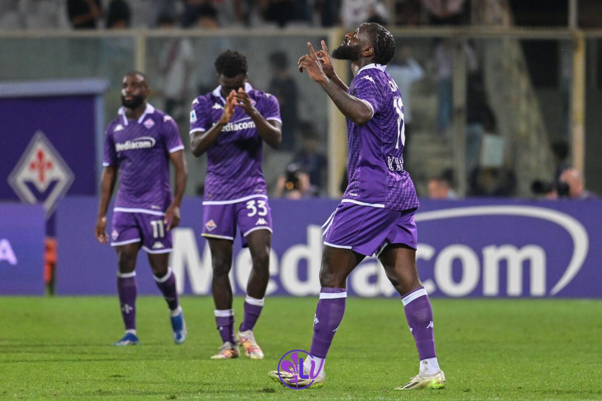 Nazione, tre schiaffi a un Cagliari piccolo piccolo. Nzola gol Firenze si alza in piedi, è in zona Champions  - Esultanza M'bala Nzola