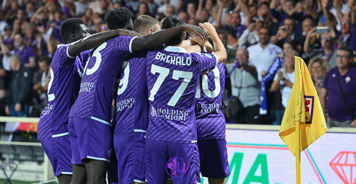 La Fiorentina nonostante la gara in meno è la squadra che è migliorata di più, +8 rispetto allo scorso anno - Esultanza Fiorentina