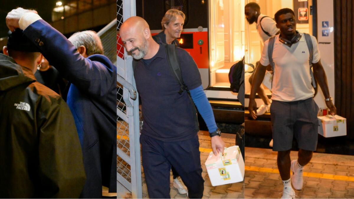 Tutta la Fiorentina con la mozzarella in mano a Firenze. Commisso abbraccia i tifosi presenti in stazione - Firenze, stazione Campo di Marte, arrivo Fiorentina da Napoli. 09.10.2023, foto Jacopo Canè. Copyright Labaroviola.com