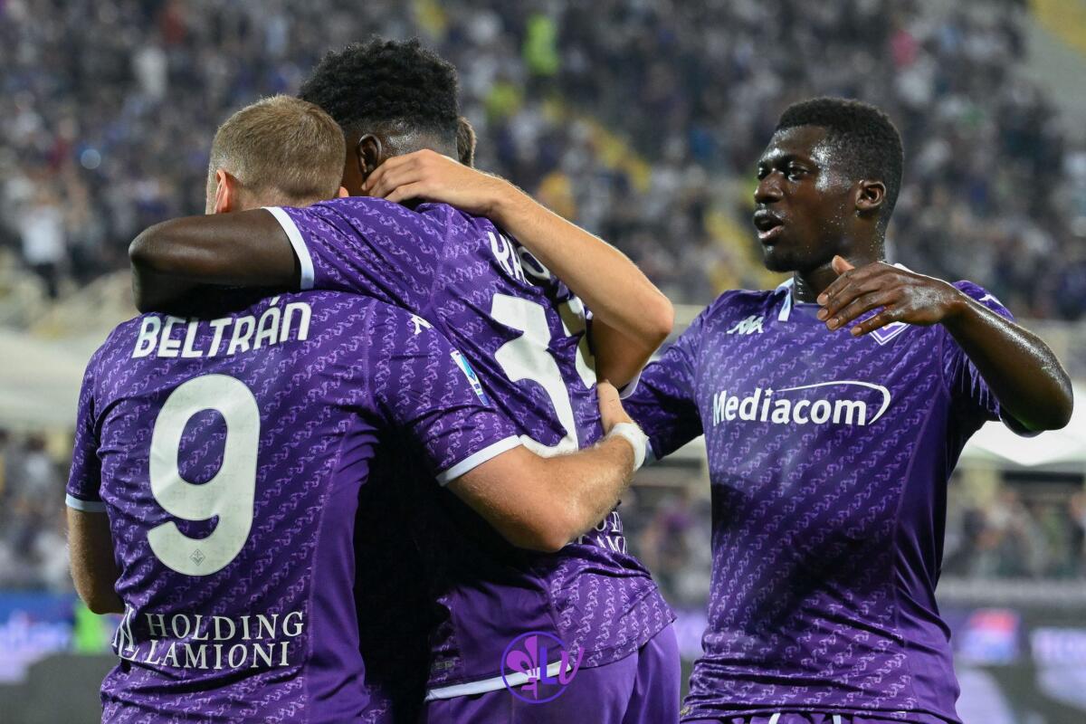La Fiorentina affonda il Cagliari, vince 3-0 ed è in zona Champions. Primo gol per Nzola in maglia viola - Esultanza Fiorentina