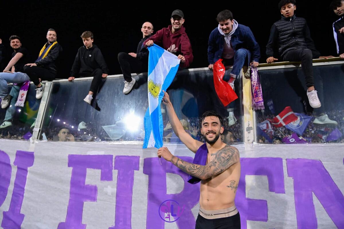 Il retroscena: "Proposi Nico Gonzalez alla Fiorentina quando costava 3 milioni ma rifiutarono" - Nicolas Gonzalez (ACF Fiorentina) festeggia con i tifosi