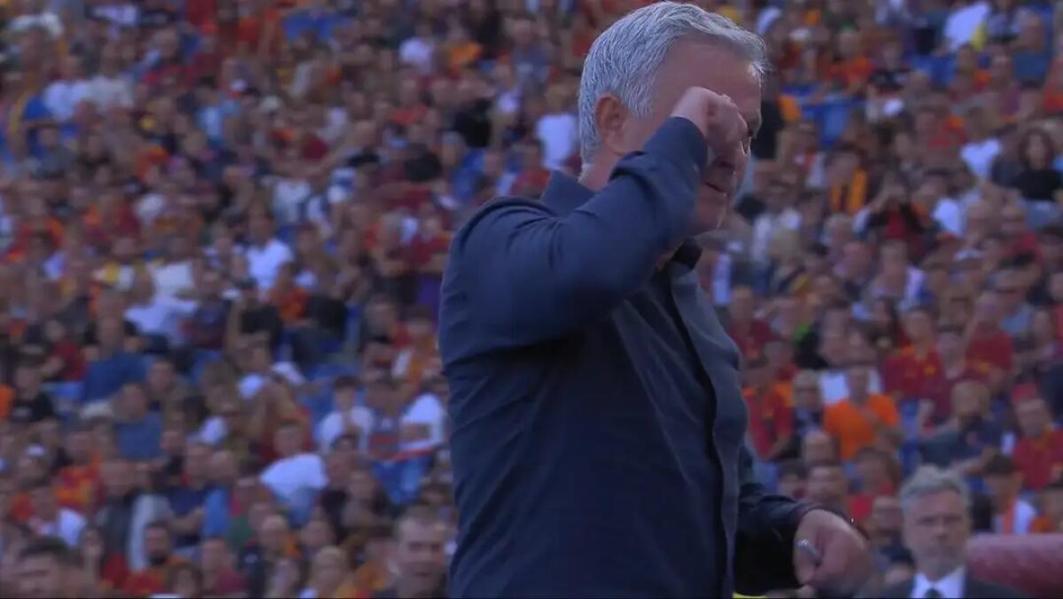 La Roma segna e spariscono dal campo i palloni e raccattapalle. Monza furioso e Mourinho li prende in giro - 