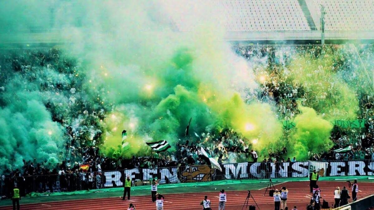 2300 tifosi del Ferencvaros attesi: avranno una maglietta “antiviola”, sulla parola viola un mirino  - 