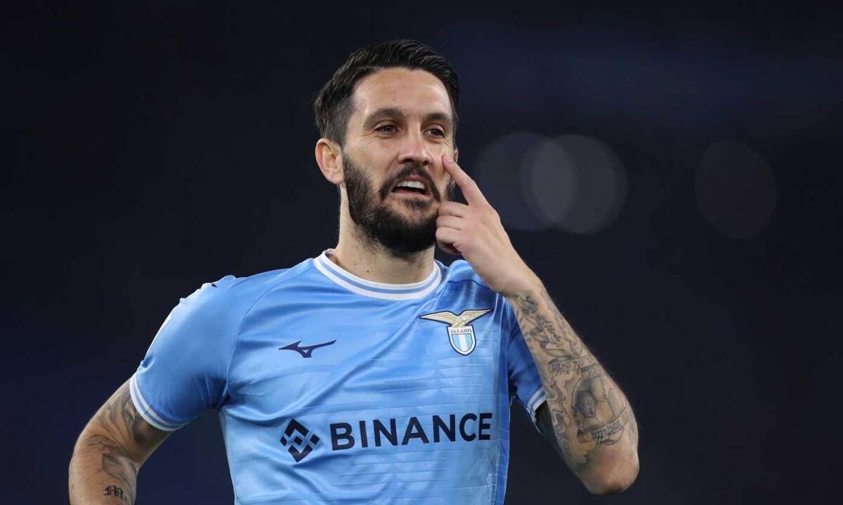 Sarri tentato dallo schierare Kamada contro la Fiorentina, ma non può mettere in panchina Luis Alberto - 