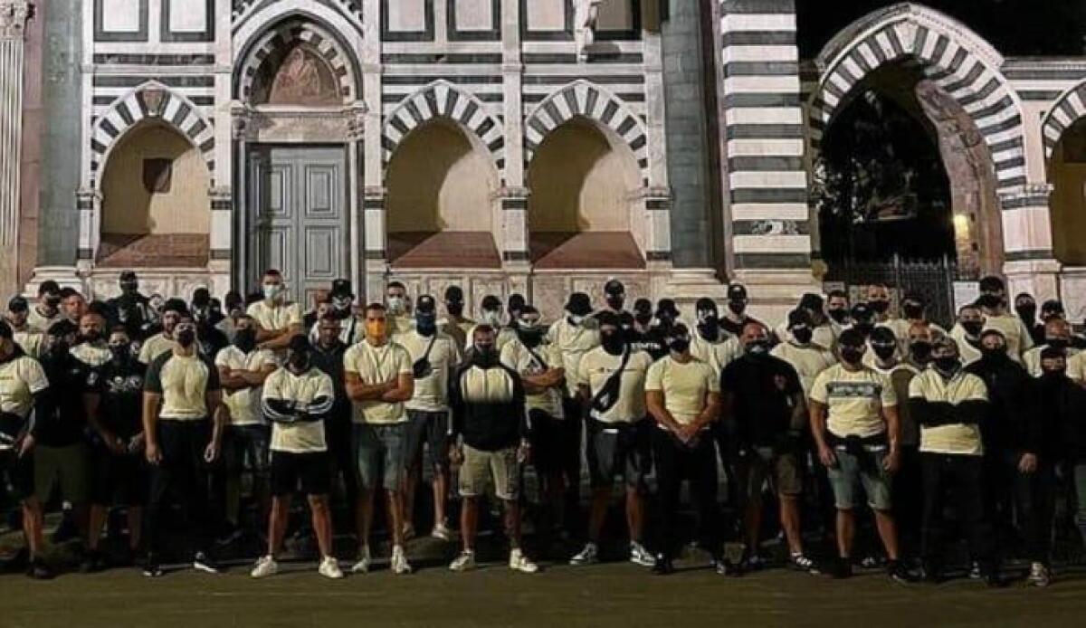 Tifosi del Ferencvaros incappucciati in giro per Firenze, allerta alle stelle per la partita di stasera - 