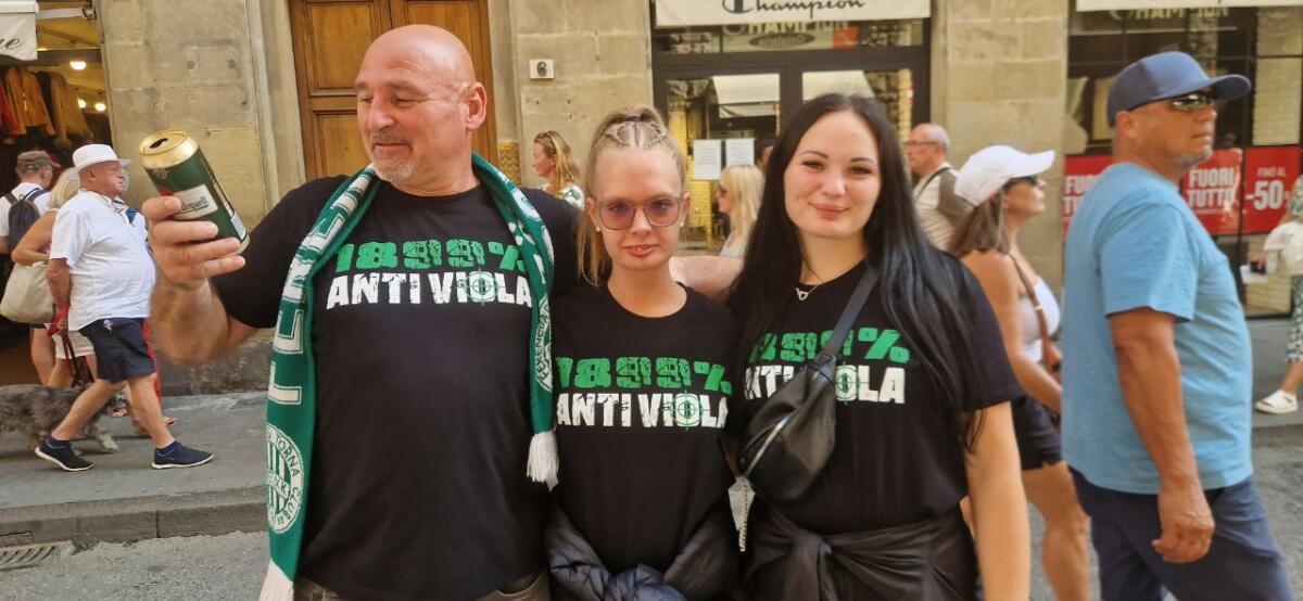 "100% Anti Viola". I tifosi del Ferencvaros in giro per Firenze con maglie contro la Fiorentina - 