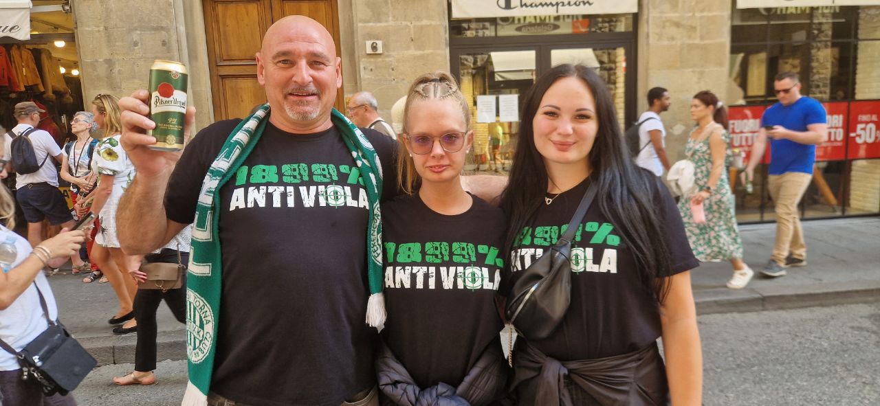 "100% Anti Viola". I tifosi del Ferencvaros in giro per Firenze con maglie contro la Fiorentina