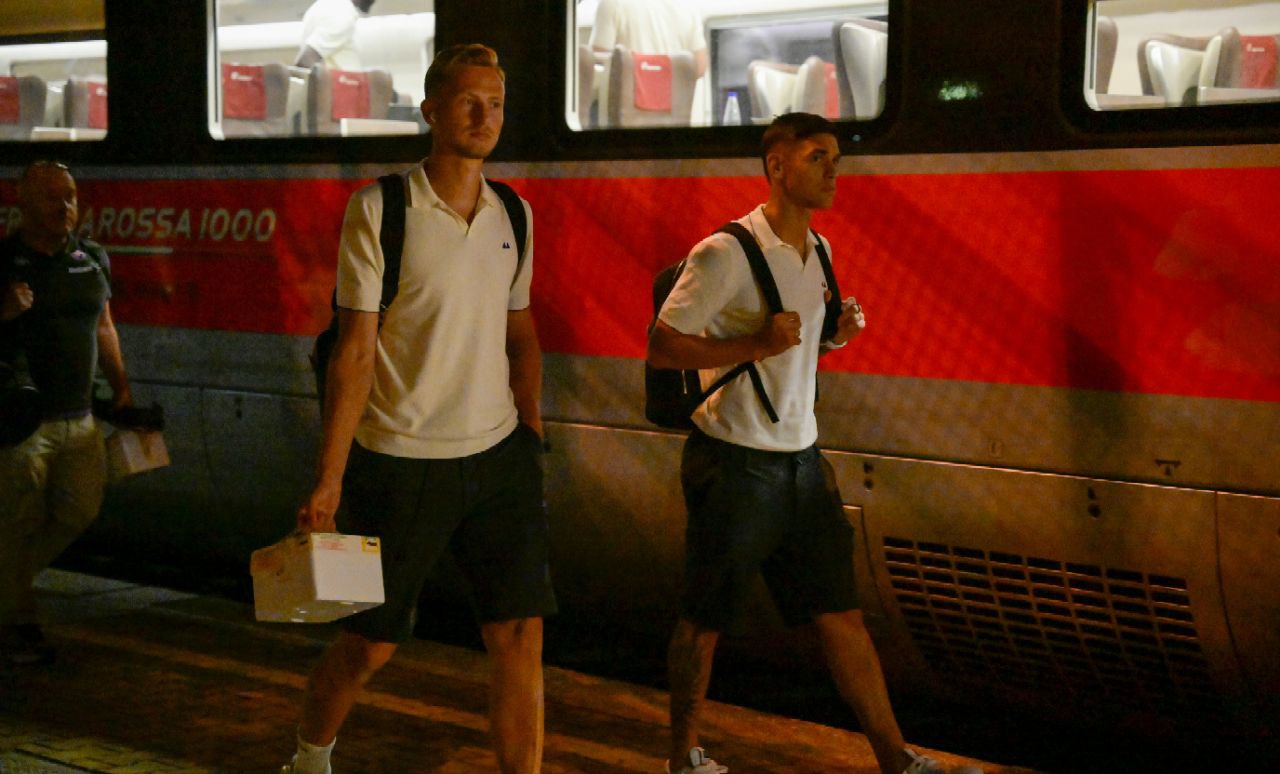 Tutta la Fiorentina con la mozzarella in mano a Firenze. Commisso abbraccia i tifosi presenti in stazione