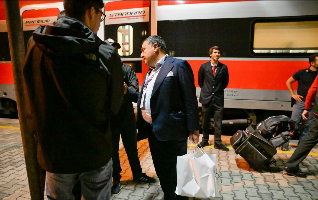 Tutta la Fiorentina con la mozzarella in mano a Firenze. Commisso abbraccia i tifosi presenti in stazione