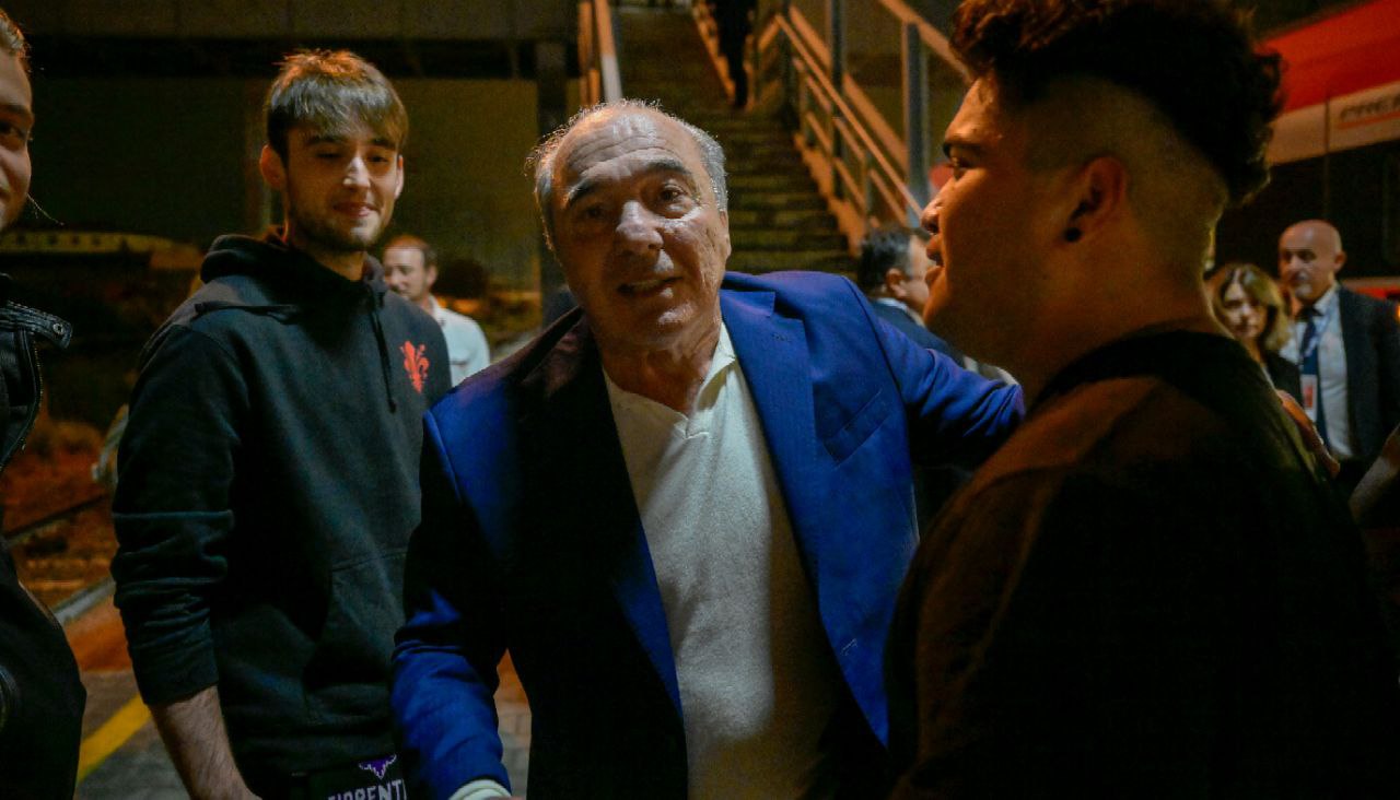 Tutta la Fiorentina con la mozzarella in mano a Firenze. Commisso abbraccia i tifosi presenti in stazione