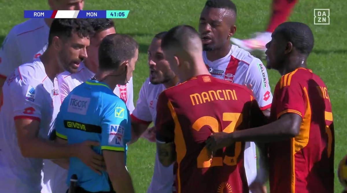 La Roma segna e spariscono dal campo i palloni e raccattapalle. Monza furioso e Mourinho li prende in giro