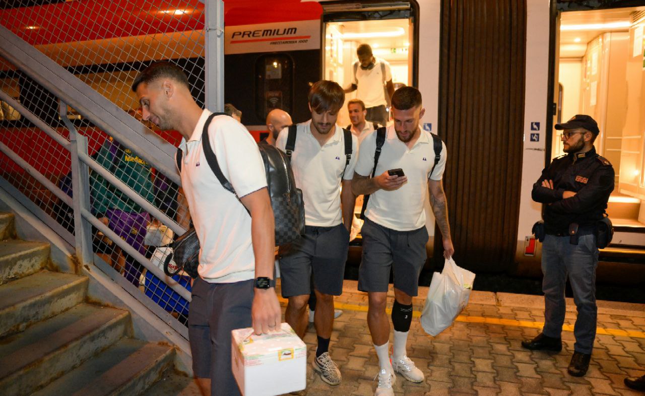 Tutta la Fiorentina con la mozzarella in mano a Firenze. Commisso abbraccia i tifosi presenti in stazione