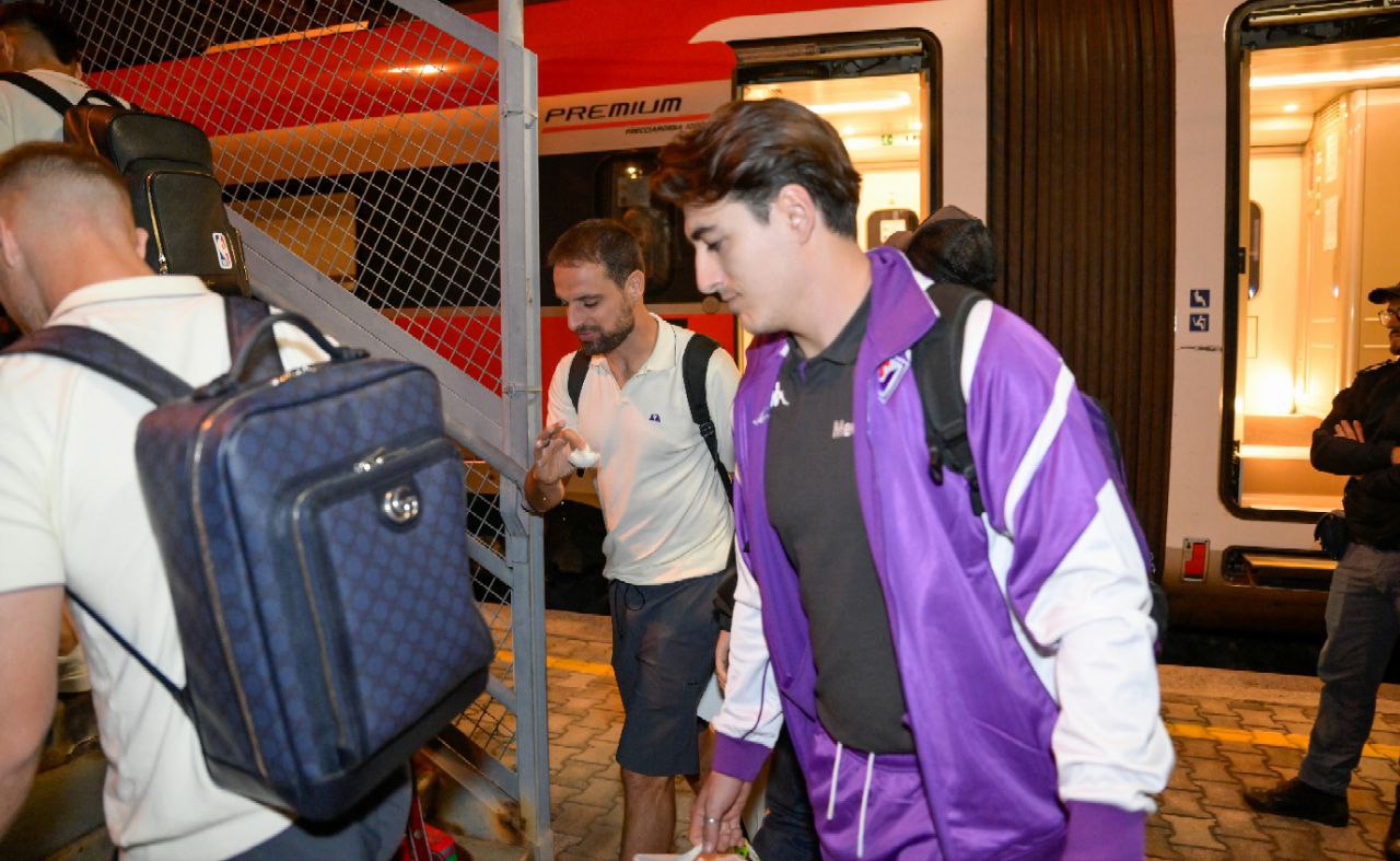 Tutta la Fiorentina con la mozzarella in mano a Firenze. Commisso abbraccia i tifosi presenti in stazione