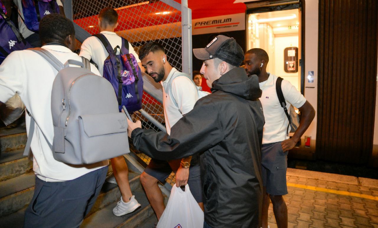 Tutta la Fiorentina con la mozzarella in mano a Firenze. Commisso abbraccia i tifosi presenti in stazione