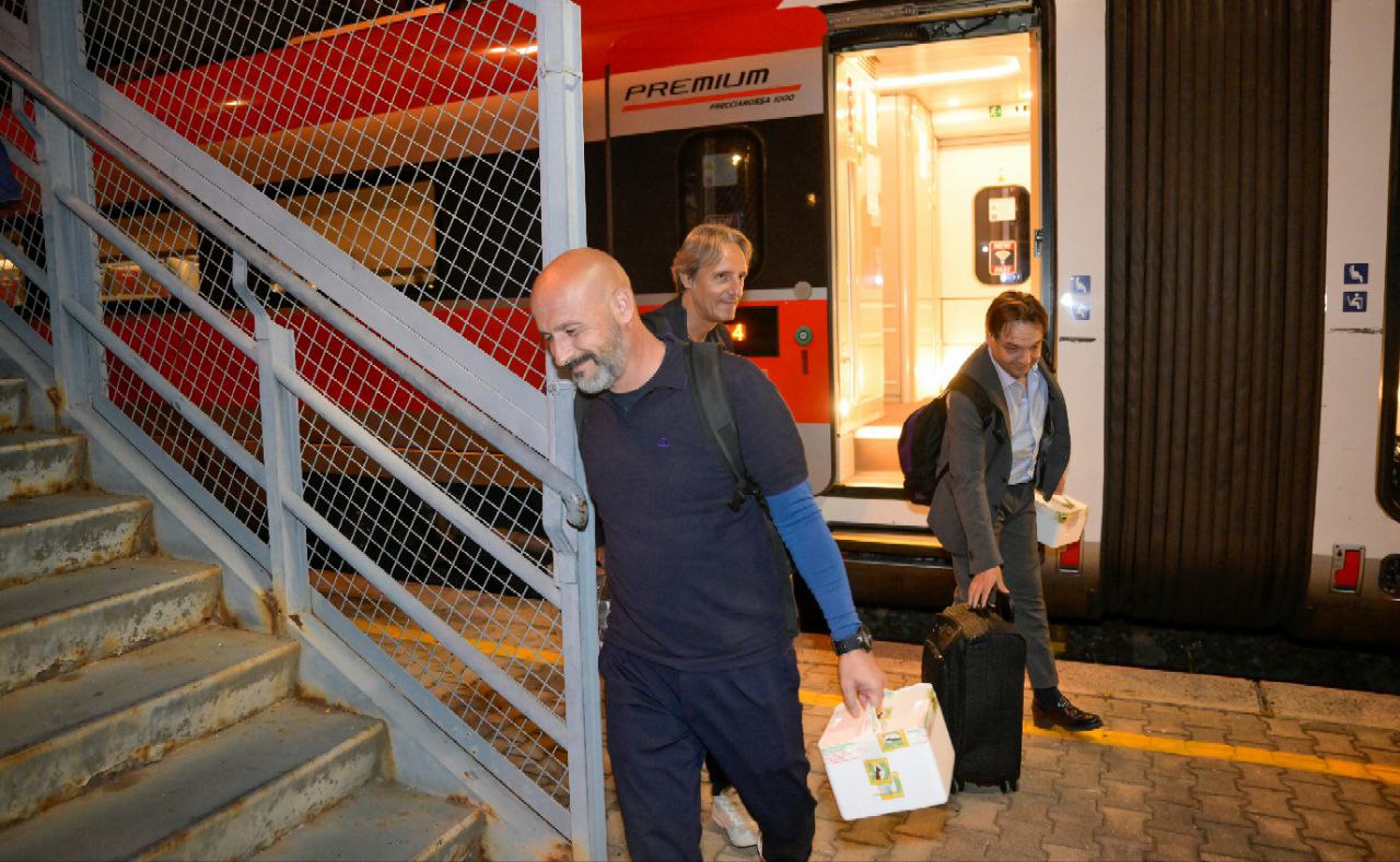 Tutta la Fiorentina con la mozzarella in mano a Firenze. Commisso abbraccia i tifosi presenti in stazione