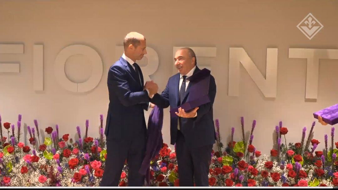 Scambio di doni tra Commisso e Ceferin: al Presidente della UEFA maglia storica della Fiorentina