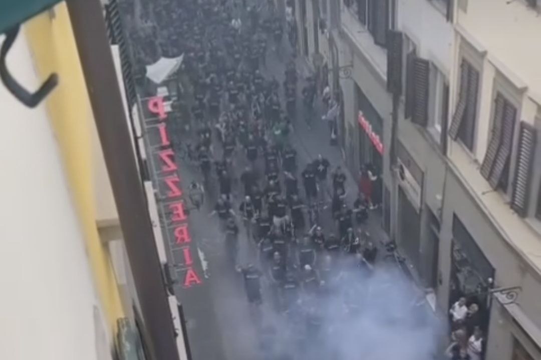 Tensione in centro a Firenze: tifosi del Ferencvaros attaccano e spingono un passante. Interviene Polizia