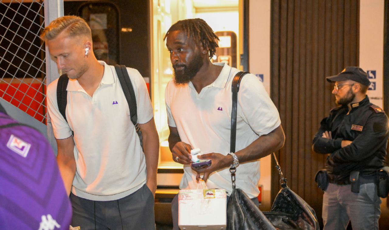 Tutta la Fiorentina con la mozzarella in mano a Firenze. Commisso abbraccia i tifosi presenti in stazione
