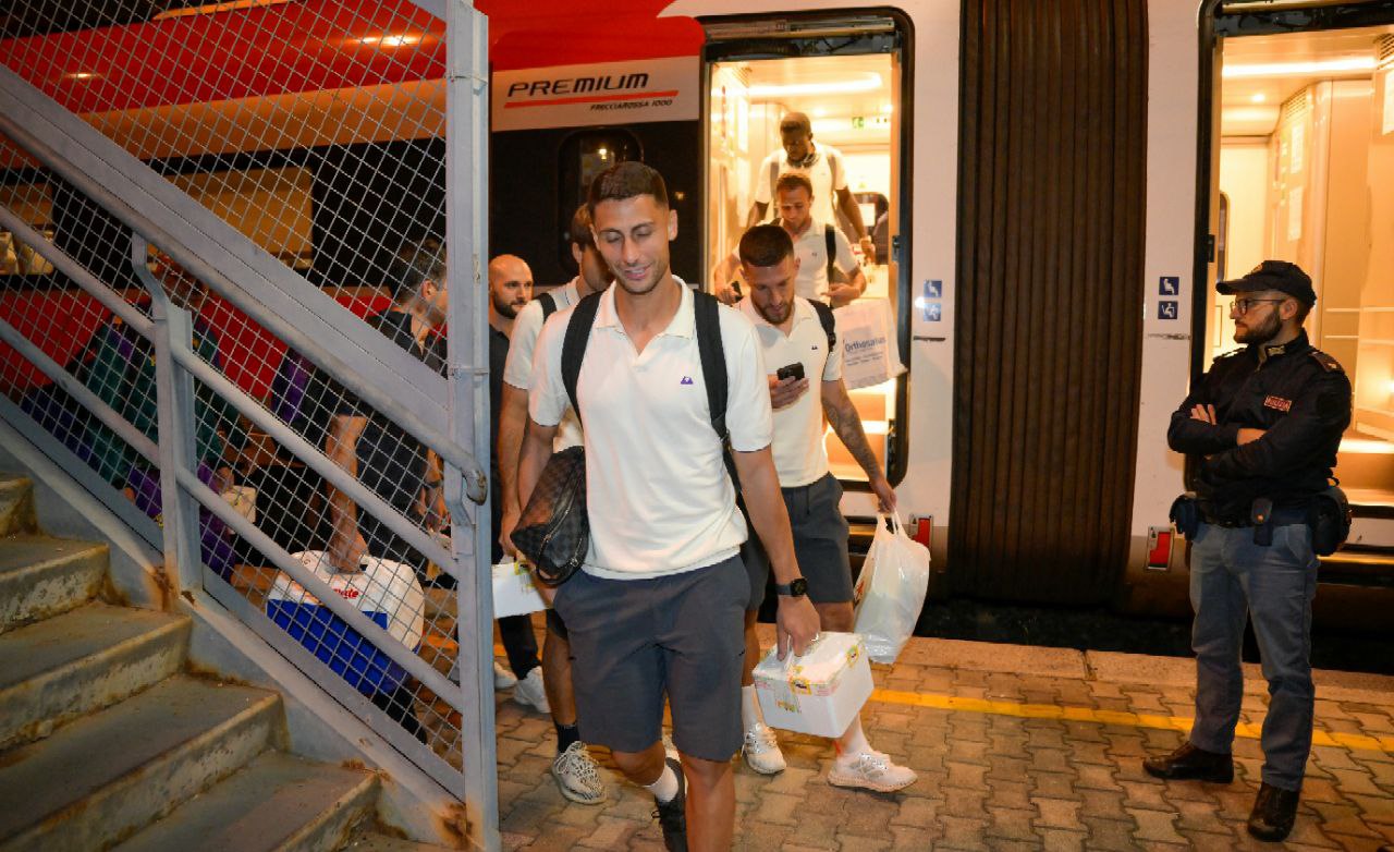 Tutta la Fiorentina con la mozzarella in mano a Firenze. Commisso abbraccia i tifosi presenti in stazione