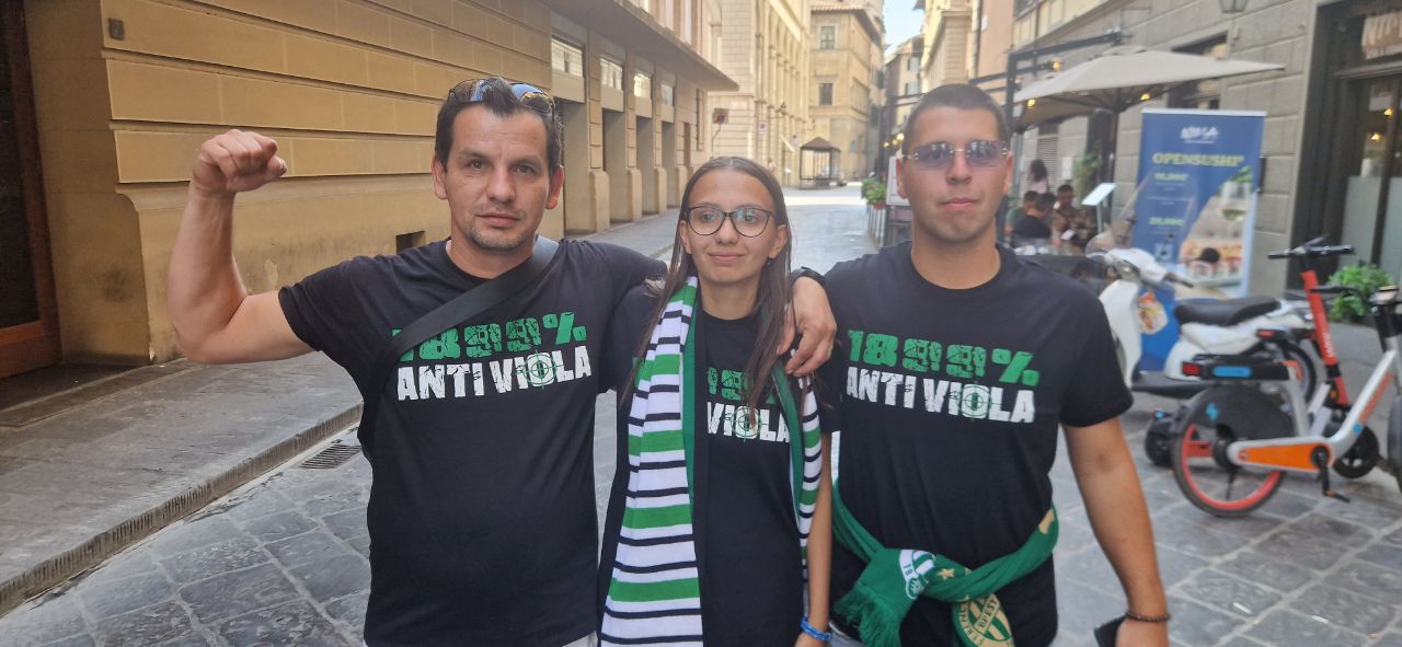 "100% Anti Viola". I tifosi del Ferencvaros in giro per Firenze con maglie contro la Fiorentina