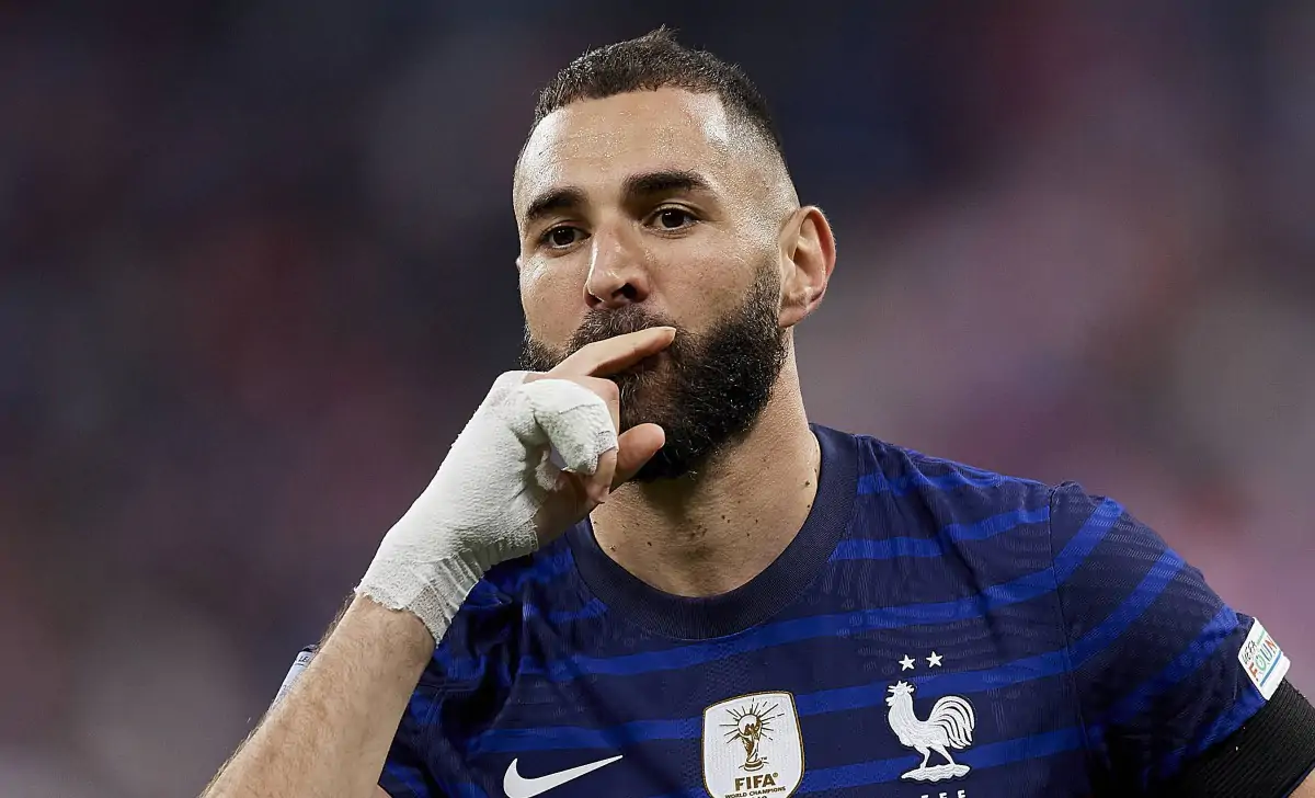 Caos in Francia, Benzema accusato di essere legato al terrorismo da un Ministro. "Ritirate il Pallone d'Oro"