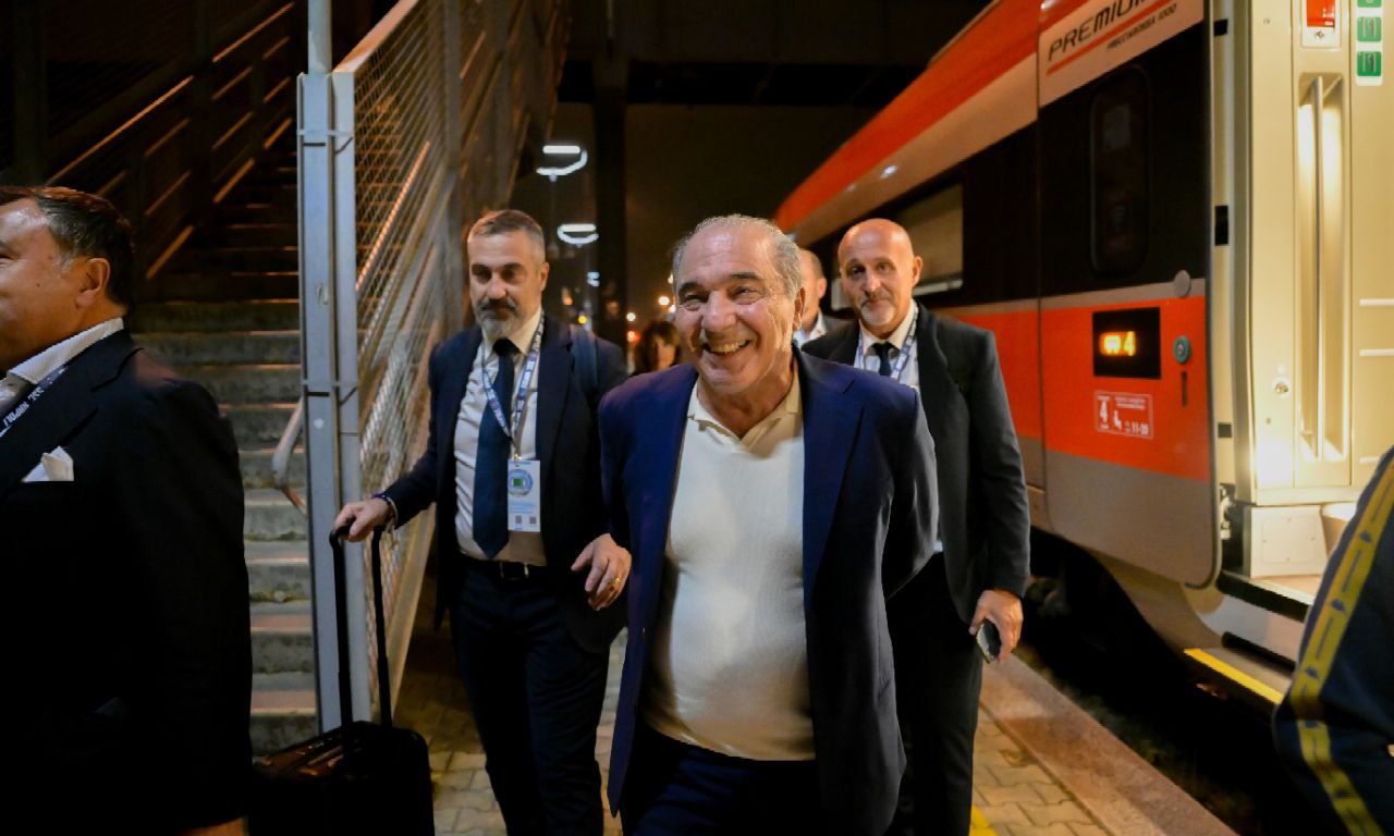 Tutta la Fiorentina con la mozzarella in mano a Firenze. Commisso abbraccia i tifosi presenti in stazione