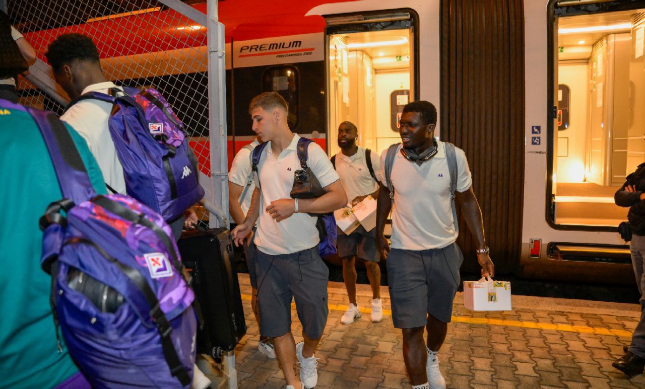 Tutta la Fiorentina con la mozzarella in mano a Firenze. Commisso abbraccia i tifosi presenti in stazione
