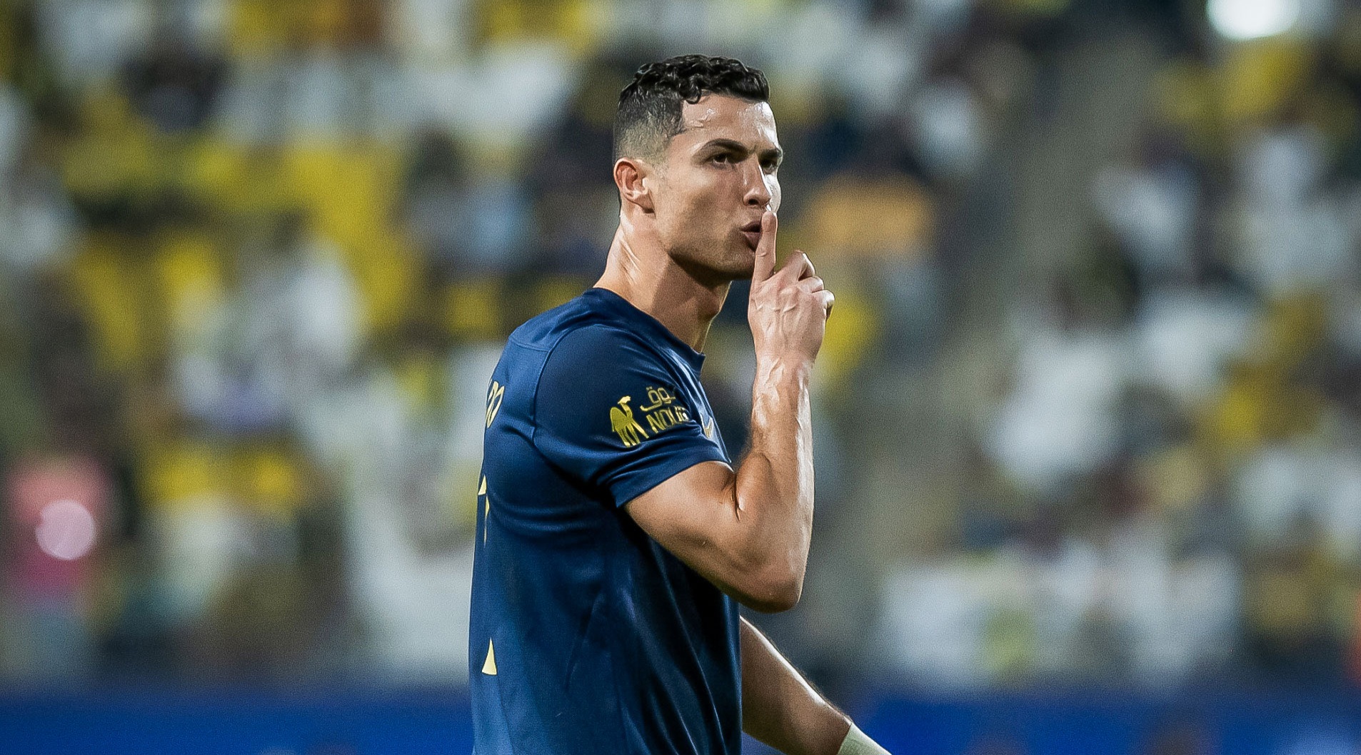 I tifosi cantano allo stadio: "Messi Messi" e Cristiano Ronaldo perde la pazienza, zittisce e attacca