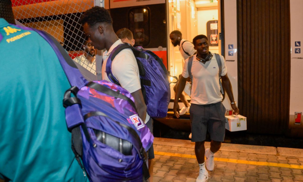 Tutta la Fiorentina con la mozzarella in mano a Firenze. Commisso abbraccia i tifosi presenti in stazione
