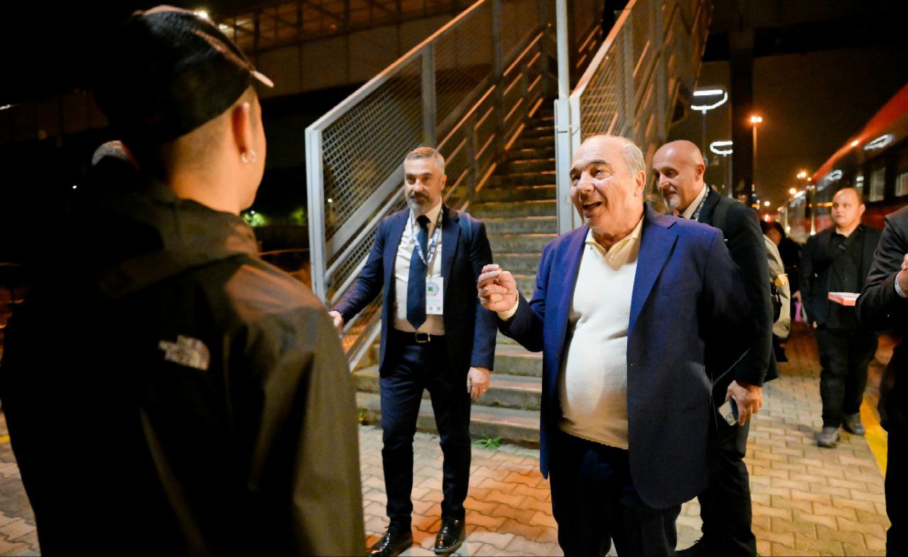 Tutta la Fiorentina con la mozzarella in mano a Firenze. Commisso abbraccia i tifosi presenti in stazione