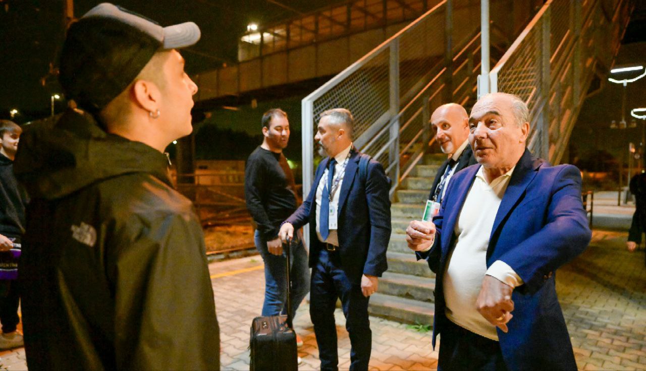 Tutta la Fiorentina con la mozzarella in mano a Firenze. Commisso abbraccia i tifosi presenti in stazione
