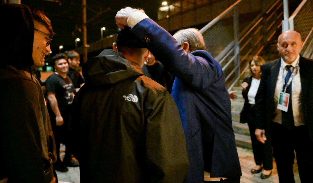 Tutta la Fiorentina con la mozzarella in mano a Firenze. Commisso abbraccia i tifosi presenti in stazione