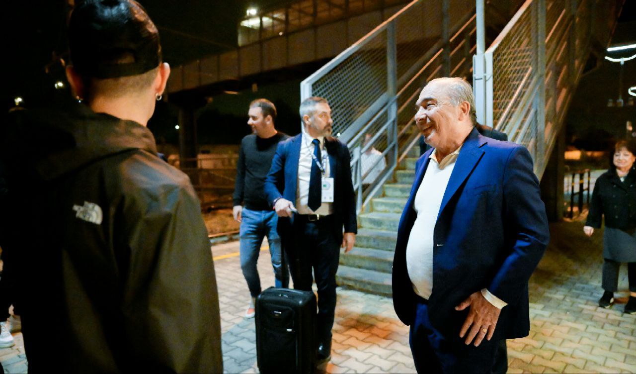 Tutta la Fiorentina con la mozzarella in mano a Firenze. Commisso abbraccia i tifosi presenti in stazione