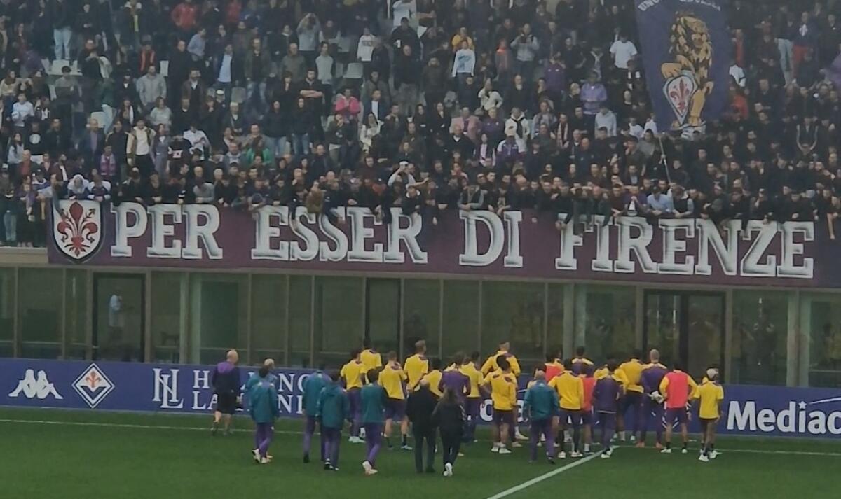 Festa grande al Viola Park, cori e striscioni da parte dei 2mila tifosi. Al termine dell’allenamento il discorso  - 