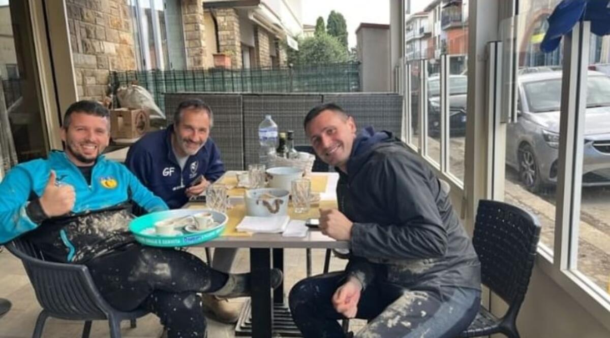 Anche Pasqual tra gli Angeli del Fango: l'ex capitano della Fiorentina a Campi per aiutare gli alluvionati - 