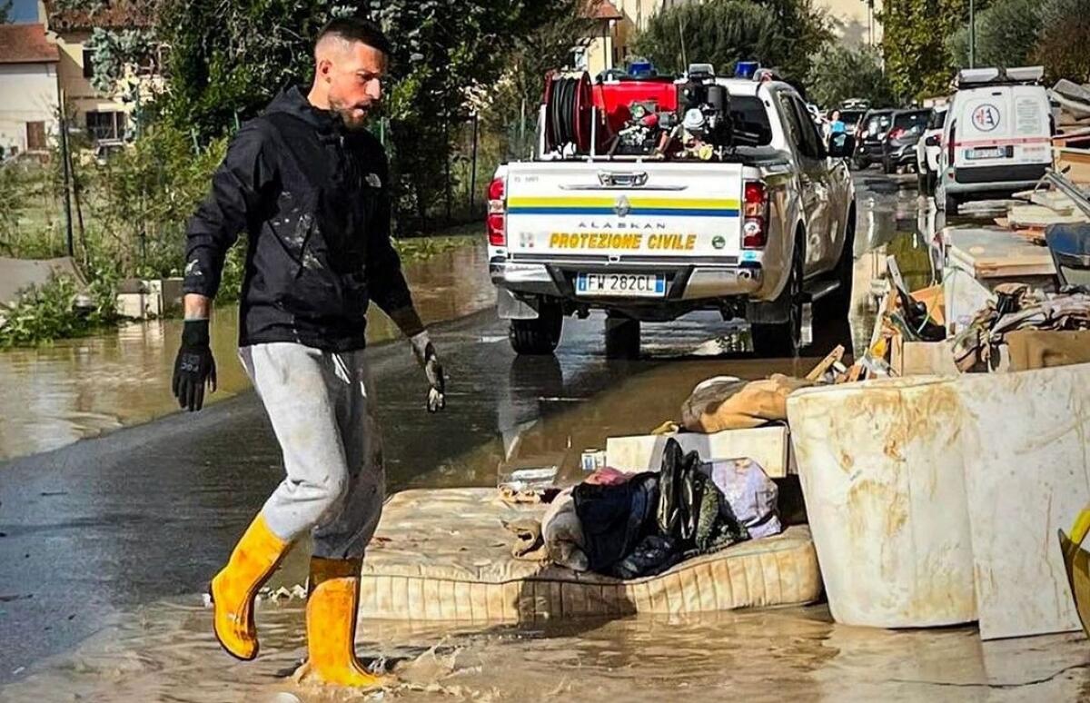 Biraghi da capitano della Fiorentina ad angelo del fango: una mattinata a Campi Bisenzio in aiuto agli alluvionati  - 