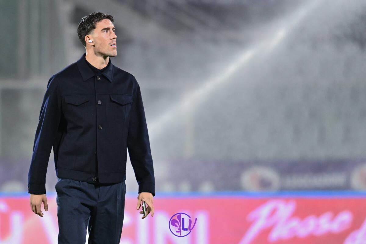 Vlahovic vergognoso, entra in campo e provoca i tifosi viola, va al centro del campo: "Siete grandi" - Dusan Vlahovic