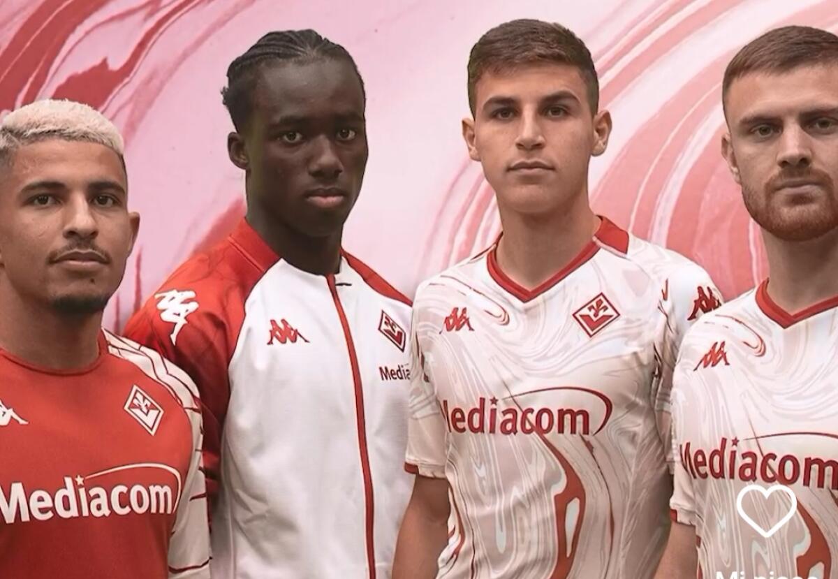 Ecco la quarta maglia della Fiorentina: è rossa e bianca mischiati in un mix che simboleggia il lavaggio in lavatrice - 