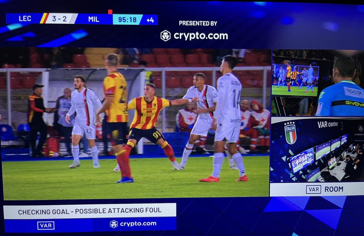 Ennesimo favore arbitrale a favore del Milan, annullano gol al Lecce per un normale contatto di gioco - 