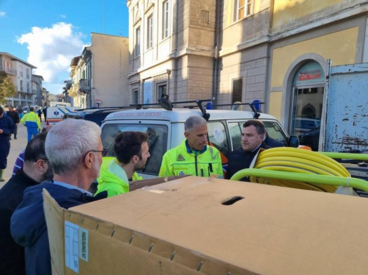 La Fiorentina regala idropulitrici alla Misericordia di Campi Bisenzio. Barone sui posti dell'alluvione - 