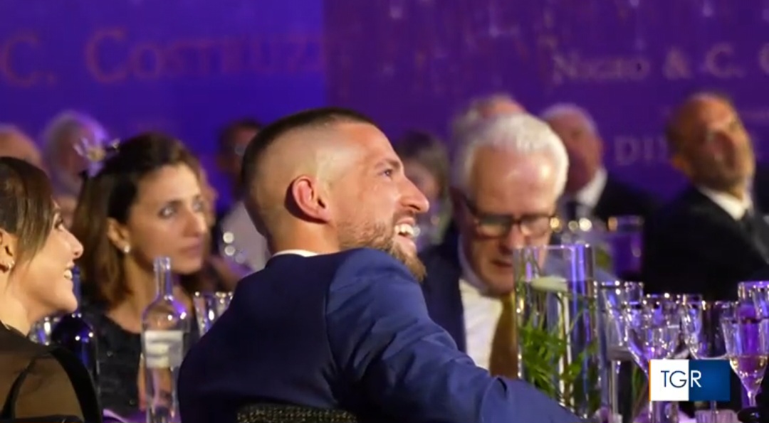 Asta al Viola Park: Pucci presenta, Vieri spende 4.500€, a Renzi la maglia di Bonaventura per 3.500€